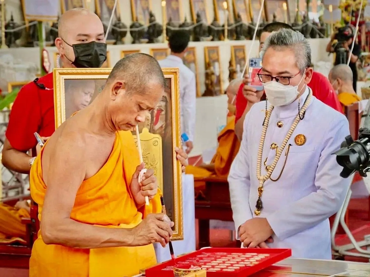 หลวงพ่ออิฏฐ์จารและปลุกเสกเหรียญตั่วแปะยี่แปะในมณฑลพิธี วัดจุฬามณี