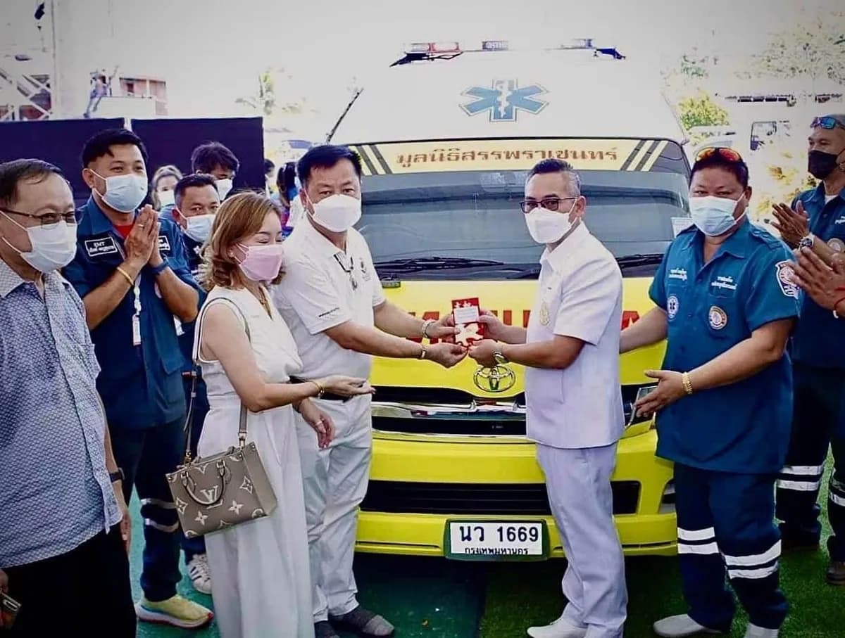 พิธีมอบรถพยาบาลของมูลนิธิสรรพราเชนทร์ ปัจจัยส่วนหนึ่งจากการจัดสร้างเหรียญตั่วแปะยี่แปะ