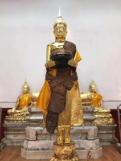 หลวงพ่อวัดบ้านแหลม พระพุทธรูปยืนปางอุ้มบาตร ประดิษฐานในพระอุโบสถวัดเพชรสมุทรวรวิหาร จ.สมุทรสงคราม