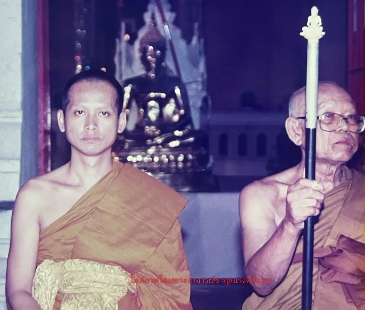 หลวงพ่ออิฏฐ์ ภทฺทจาโร ครั้งดำรงสมณศักดิ์ที่ พระครูวินัยธรสมโภชน์ ในงานพุทธาภิเษกพระกริ่งอุดมมงคลสุข วัดเลา พ.ศ. ๒๕๓๘ (ภาพโดยพระอาจารย์ชาญณรงค์ วัดเลา)