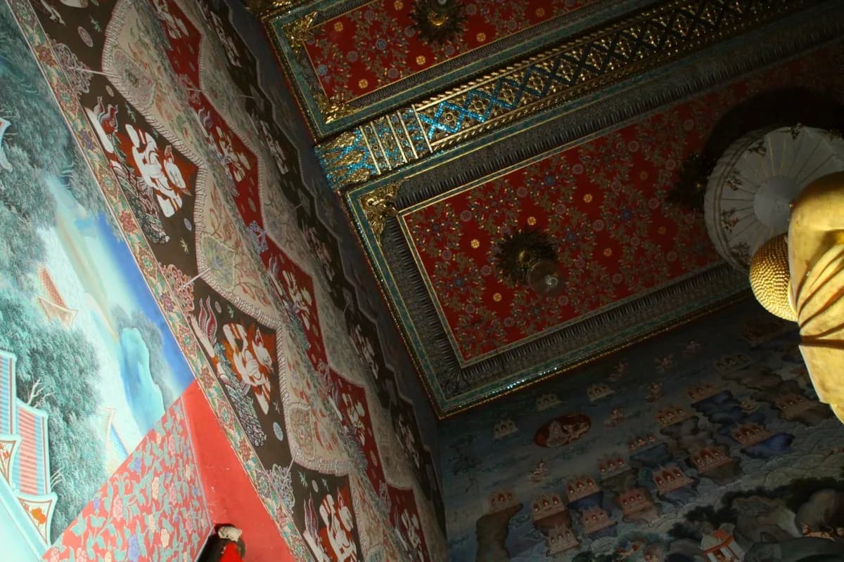 เพดานและฝาผนังภายในพระอุโบสถ ประดับลวดลายปิดทองวิจิตร