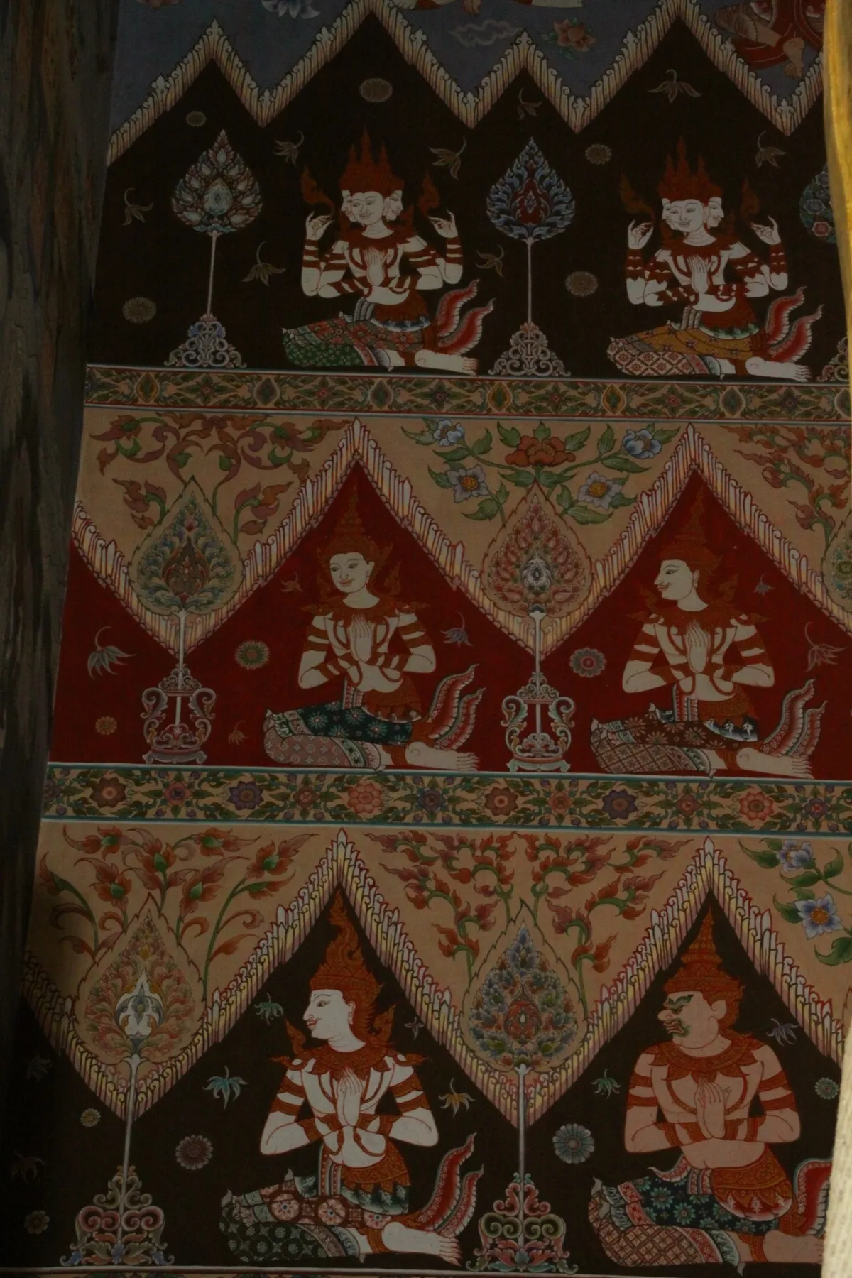 จิตรกรรมรูปเทพชุมนุม (เทพพนม) ลายไทยบนฝาผนัง