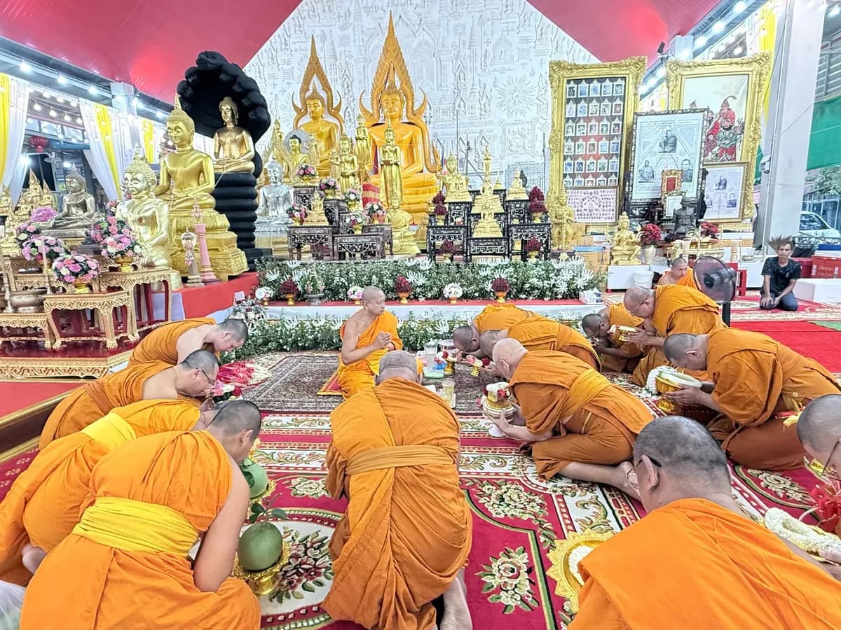 คณะสงฆ์–คณะศิษยานุศิษย์ ทำสามีจิกรรม (“ทำวัตร”) ในช่วงเทศกาลเข้าพรรษา ๒๕๖๙