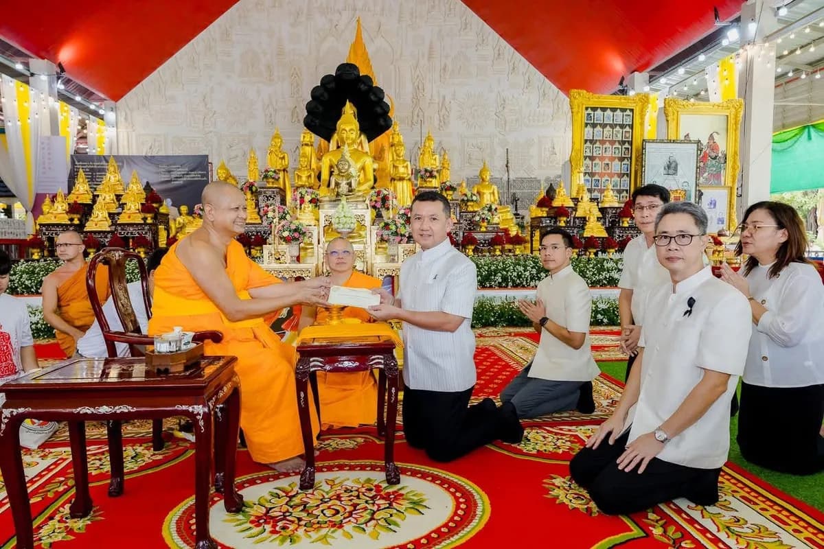 พระสมุทรวชิรโสภณ วิ. (หลวงพ่ออิฏฐ์) มอบปัจจัยร่วมทอดผ้าป่ายาเสพติด ๑๐๐,๐๐๐ บาท แก่นายชยชัย แสงอินทร์ ผู้ว่าราชการจังหวัดสมุทรสงคราม