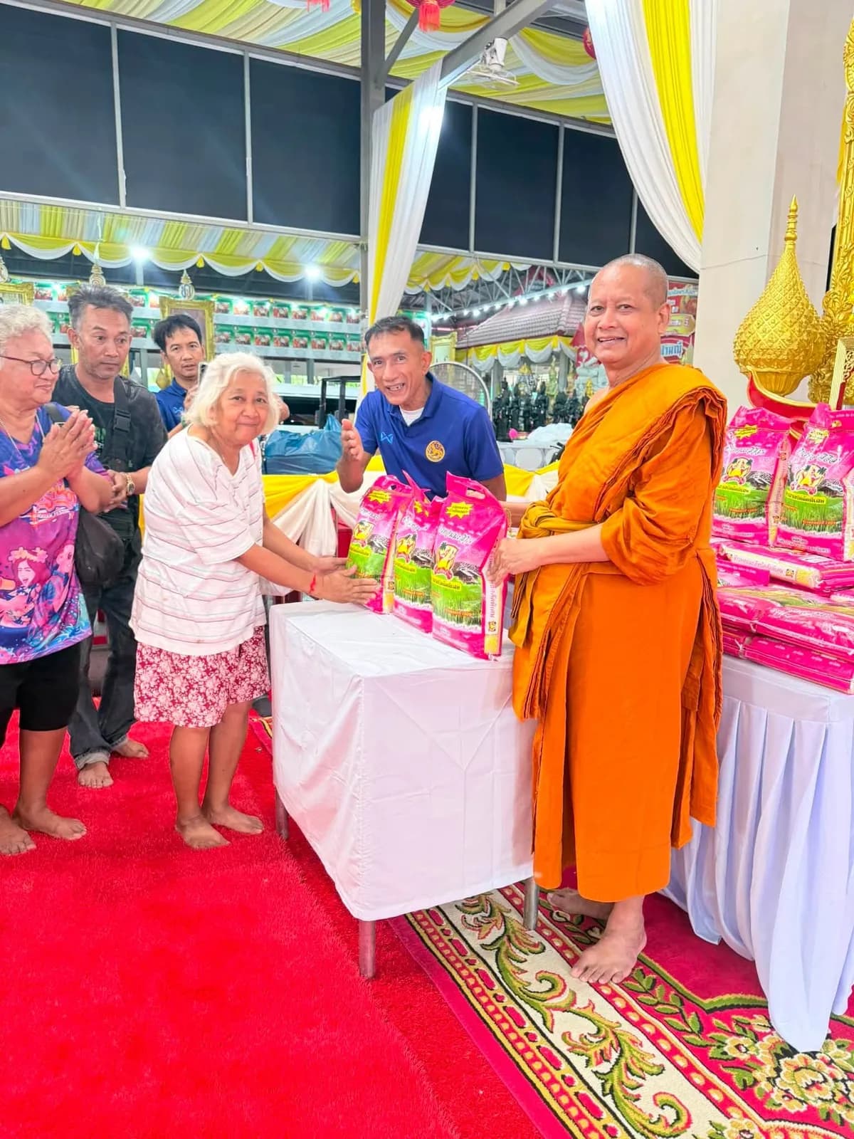 หลวงพ่ออิฏฐ์มอบข้าวสารแก่ชาวชุมชนวัดจุฬามณี
