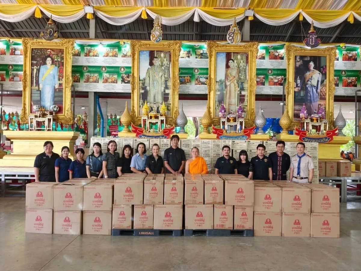พระครูไพศาลกิจจาภรณ์ รองเจ้าอาวาสวัดจุฬามณี กับตัวแทนโรงเรียนประถมศึกษาและลังบะหมี่ยี่ฝู