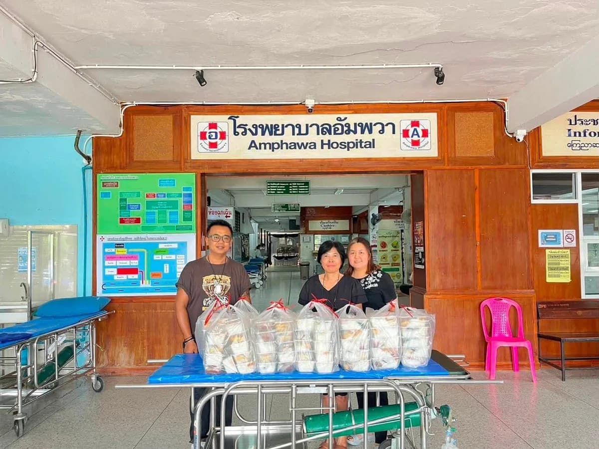 ส่งมอบข้าวกล่องแก่โรงพยาบาลอัมพวา