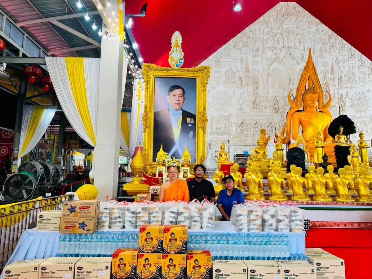 ข้าวกล่องและสิ่งของช่วยเหลือผู้ประสบอุทกภัย ณ วัดจุฬามณี