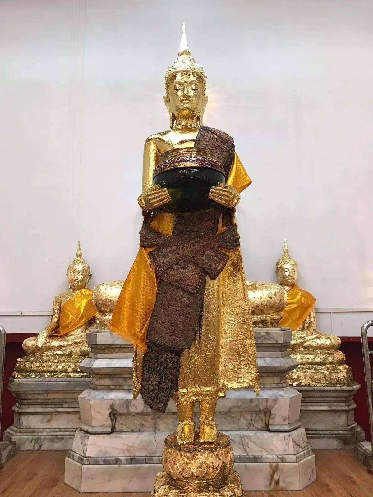 หลวงพ่อวัดบ้านแหลม พระพุทธรูปยืนปางอุ้มบาตร ประดิษฐานในพระอุโบสถวัดเพชรสมุทรวรวิหาร จ.สมุทรสงคราม