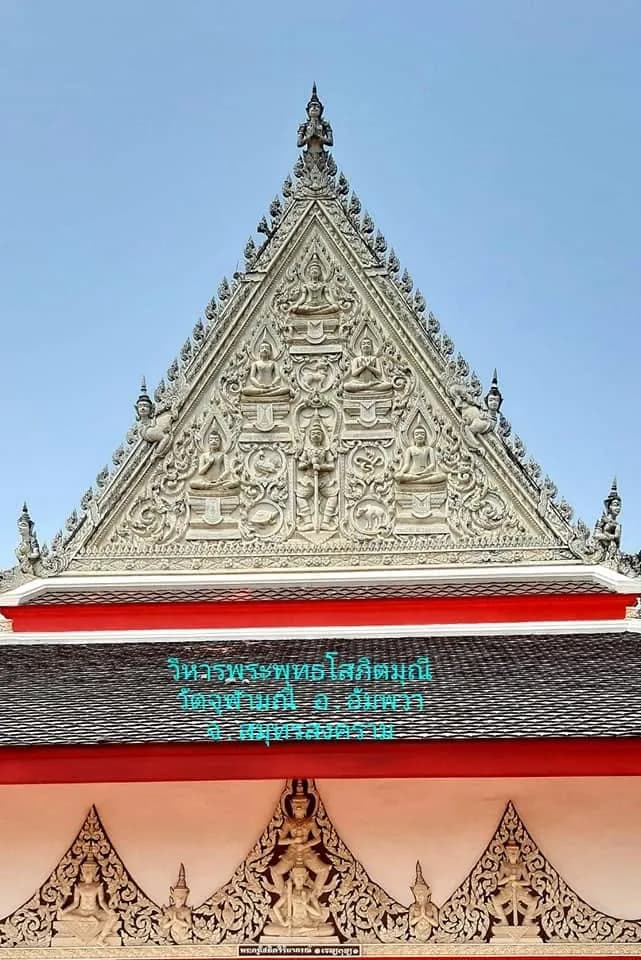 หน้าบันปูนปั้นวิหารพระพุทธโสภิตมุณี ประดับพระพุทธรูปและเทพยดา