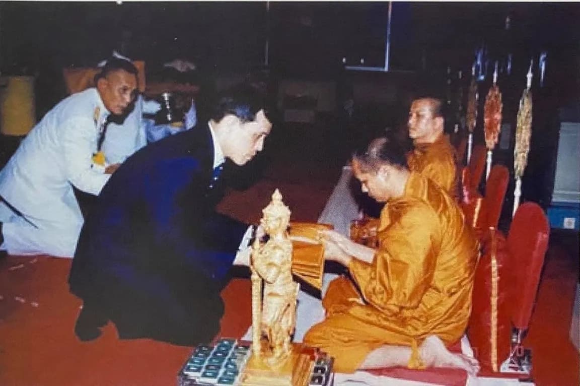 หลวงพ่ออิฏฐ์ ภทฺทจาโร รับพระราชทานผ้าไตร ณ วังศุโขทัย และทูลเกล้าฯ ถวายเทวรูปท้าวเวสสุวรรณโณและวัตถุมงคลท้าวเวสสุวรรณโณ แด่สมเด็จพระบรมโอรสาธิราช เจ้าฟ้ามหาวชิราลงกรณ สยามมกุฎราชกุมาร