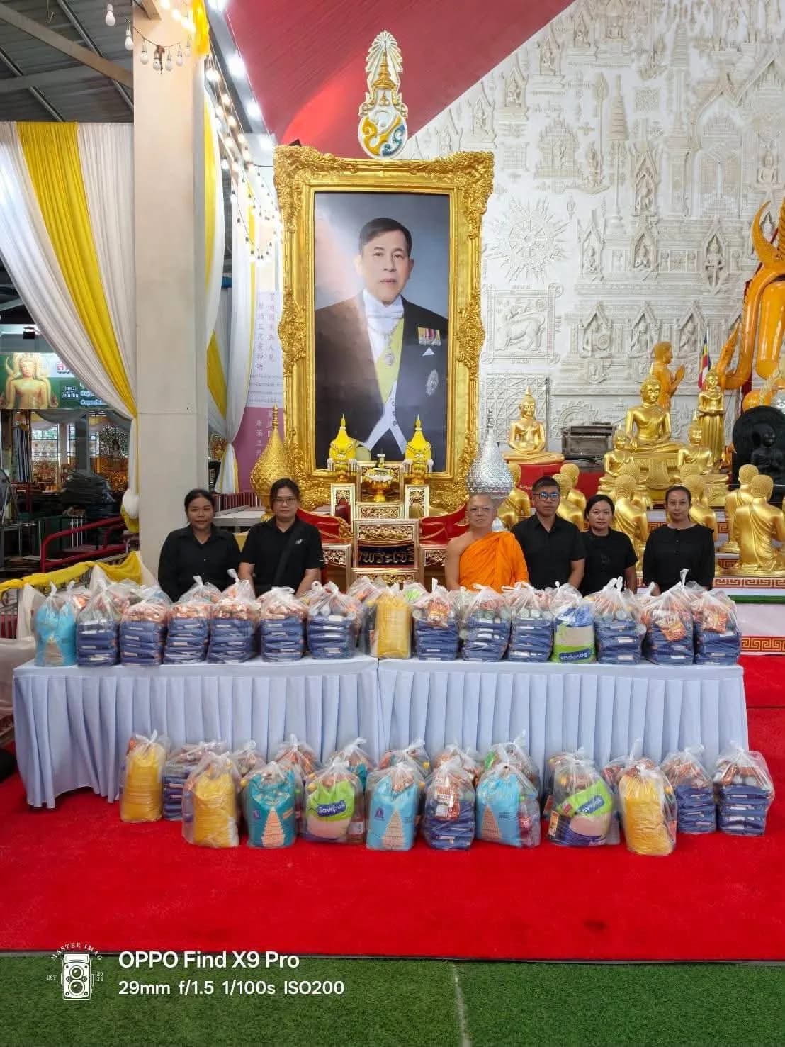 พระสมุทรวชิรโสภณ วิ. กับถุงยังชีพที่วัดจุฬามณีจัดเตรียมไว้ช่วยเหลือผู้ประสบอุทกภัย