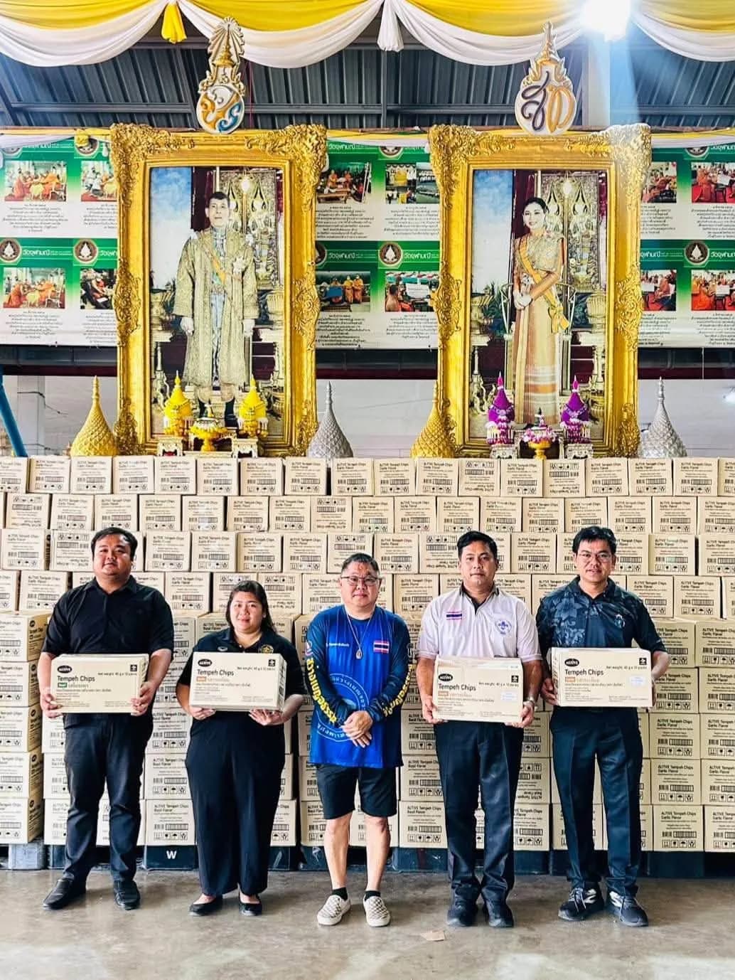 มอบขนมเทมเป้ทอดกรอบแก่ตัวแทนโรงเรียนประถมศึกษา ณ วัดจุฬามณี