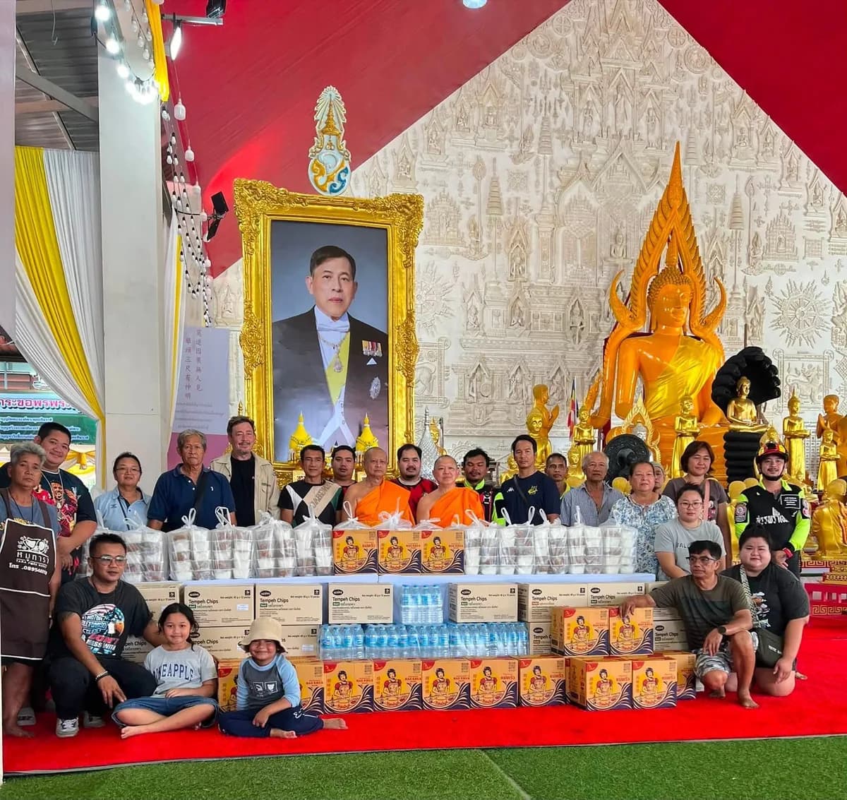 คณะสงฆ์และคณะศิษย์วัดจุฬามณี กับอาหารกล่องและสิ่งของช่วยเหลือผู้ประสบอุทกภัย