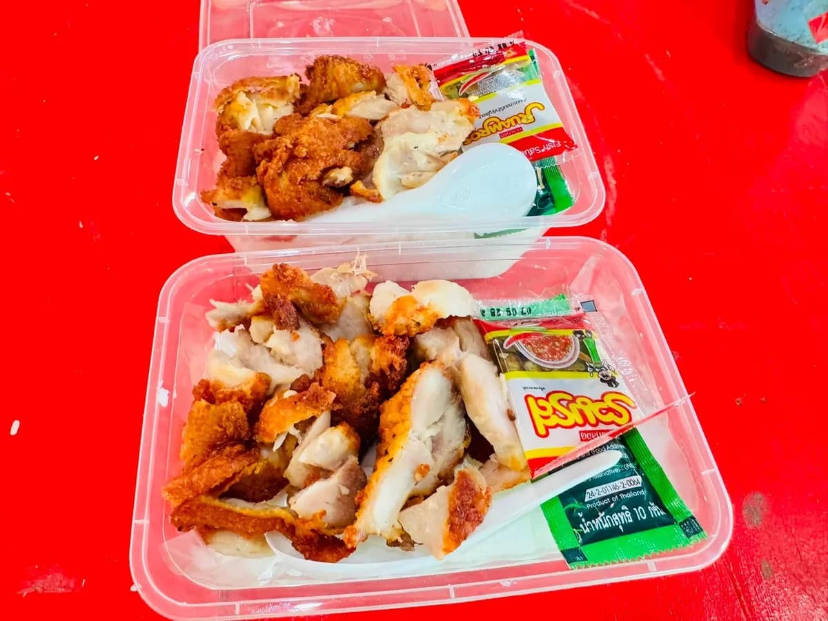 ข้าวไก่ทอดบรรจุกล่อง อาหารมื้อเย็นสำหรับผู้ประสบอุทกภัย
