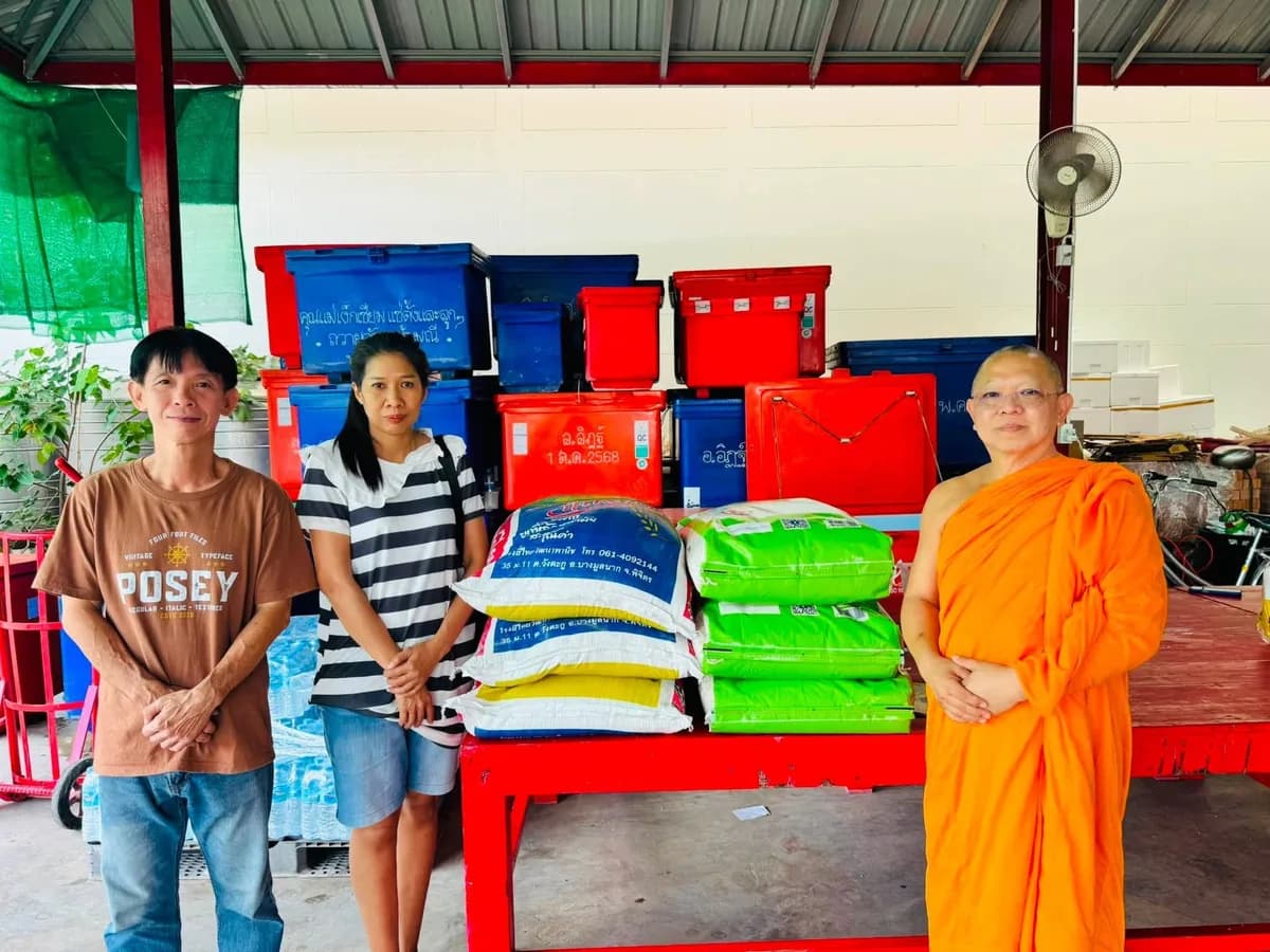 ข้าวสาร ๖ กระสอบ ที่ร้านโชคมีชัยค้าข้าวร่วมบริจาคเพื่อช่วยผู้ประสบภัย