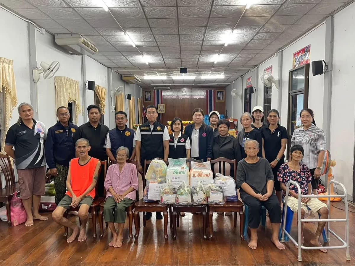 เจ้าหน้าที่และผู้ประสบอุทกภัย ณ ศูนย์อพยพ อำเภอบางคนที
