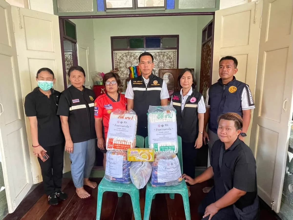 เจ้าหน้าที่ร่วมมอบสิ่งของแก่ผู้ประสบอุทกภัย