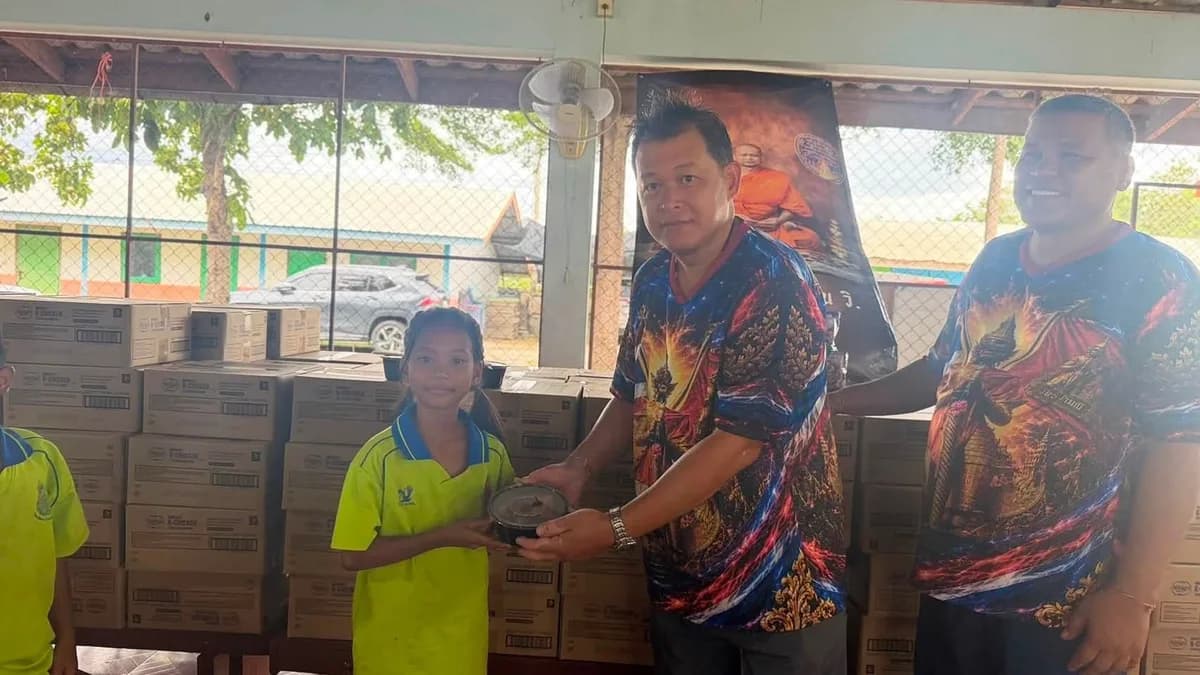 มอบบะหมี่รามายอนแก่นักเรียนโรงเรียนบ้านหนองไก่ต่อ อำเภอเลาขวัญ จังหวัดกาญจนบุรี