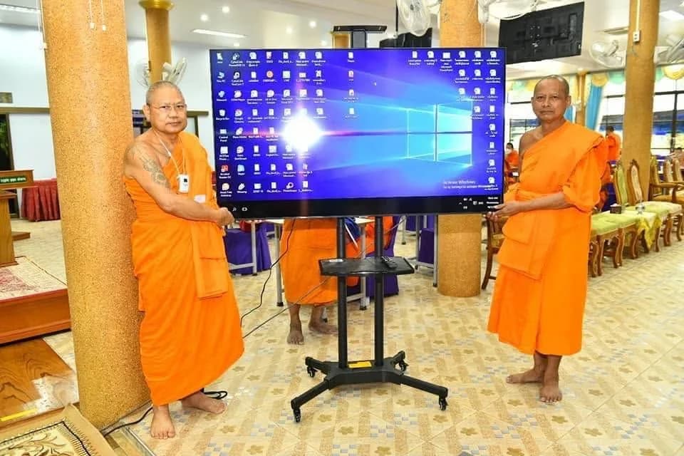 ส่งมอบโทรทัศน์ Samsung ขนาด ๖๕ นิ้ว พร้อมขาตั้งและอุปกรณ์ต่อพ่วง ไว้เป็นโสตทัศนูปกรณ์