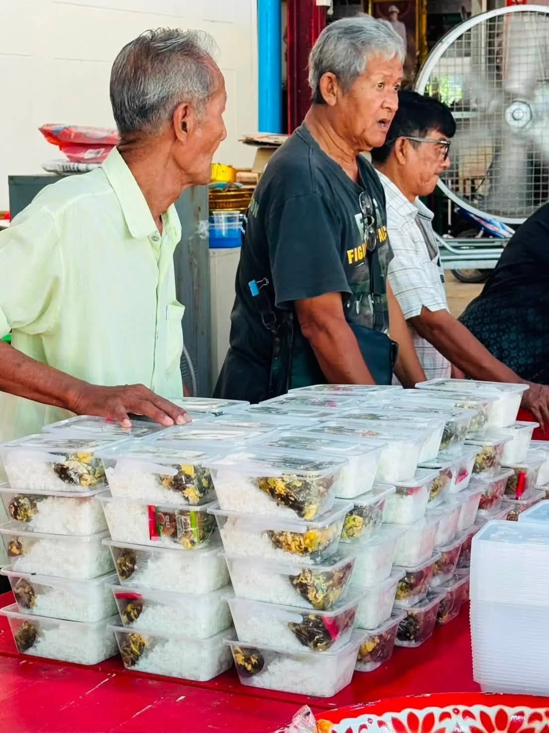 ข้าวกล่องที่บรรจุเสร็จ เตรียมนำส่งมอบแก่ผู้ประสบอุทกภัย