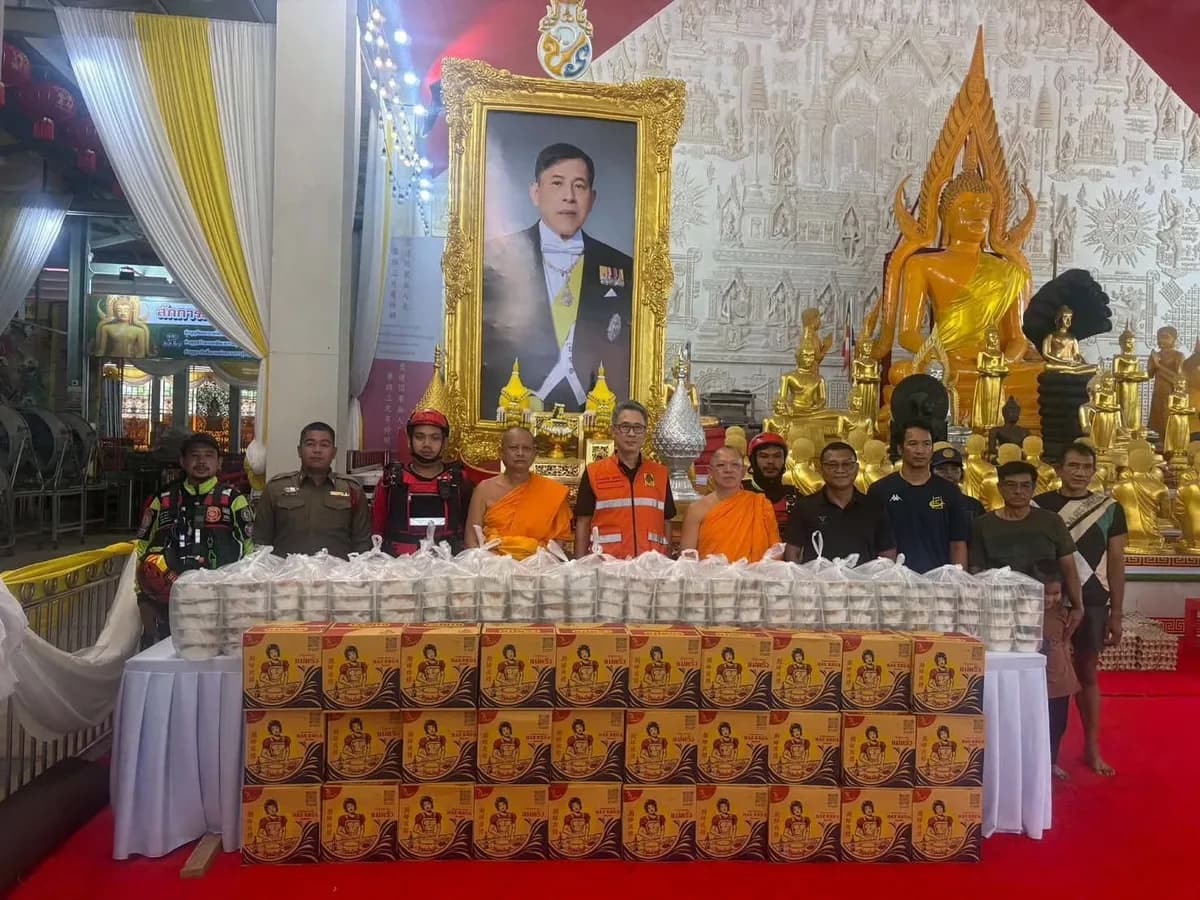 ข้าวกล่องและสิ่งของช่วยเหลือผู้ประสบอุทกภัย ณ วัดจุฬามณี