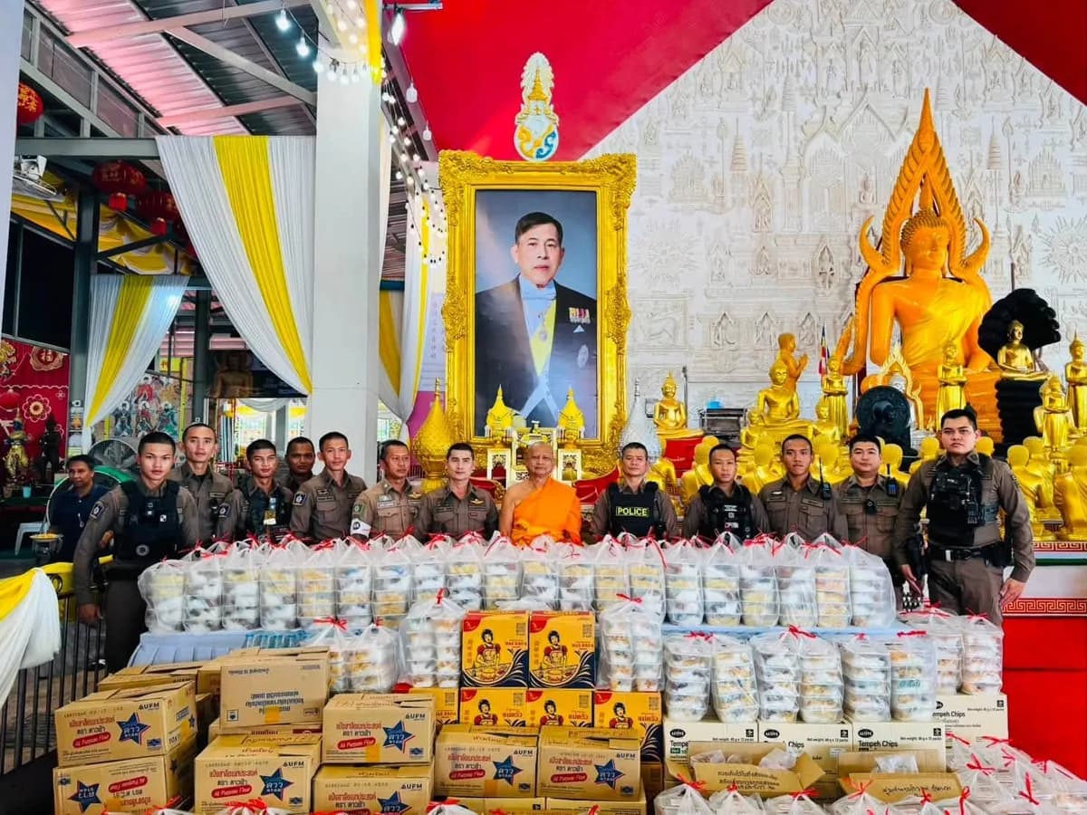 ข้าวกล่องและสิ่งของช่วยเหลือผู้ประสบอุทกภัย ณ วัดจุฬามณี