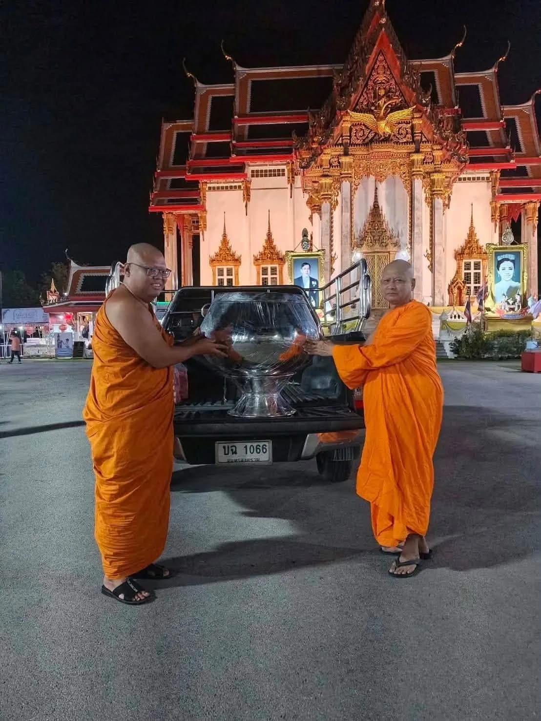 ถวายบาตรสแตนเลส ขนาด ๒๐ นิ้ว แก่วัดปากง่าม เพื่อใช้ในกิจกรรมตักบาตรเทโวโรหณะ
